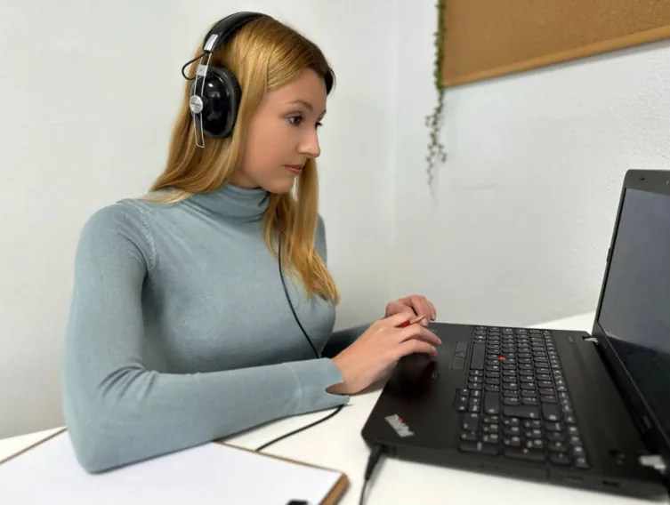 Carol Hebrero atendiendo una sesión online desde su consulta